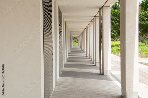 Weißer Säulengang / Lichtgang mit licht von der rechten Seite photo