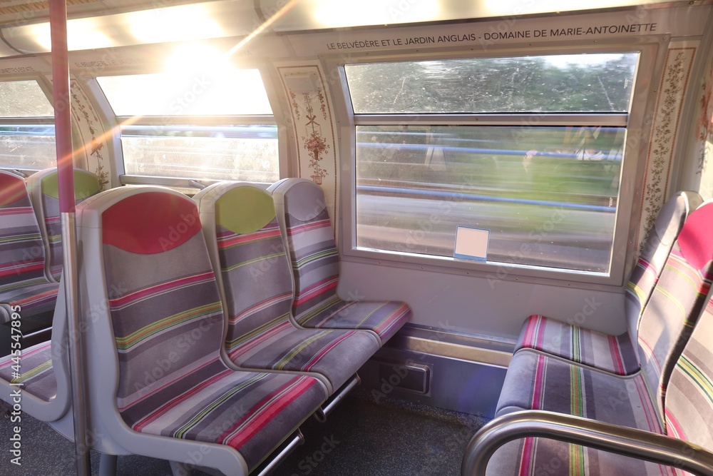 Transport en commun en Île-de-France, sièges vides à l'intérieur d'une ...