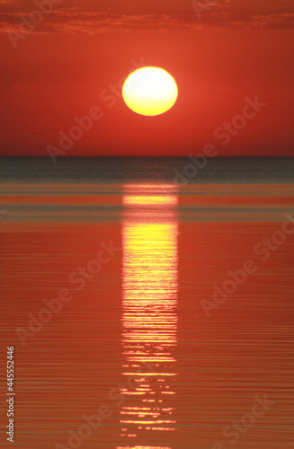 Evening sun over the tropical sea with waves. Nature background © Николай Григорьев