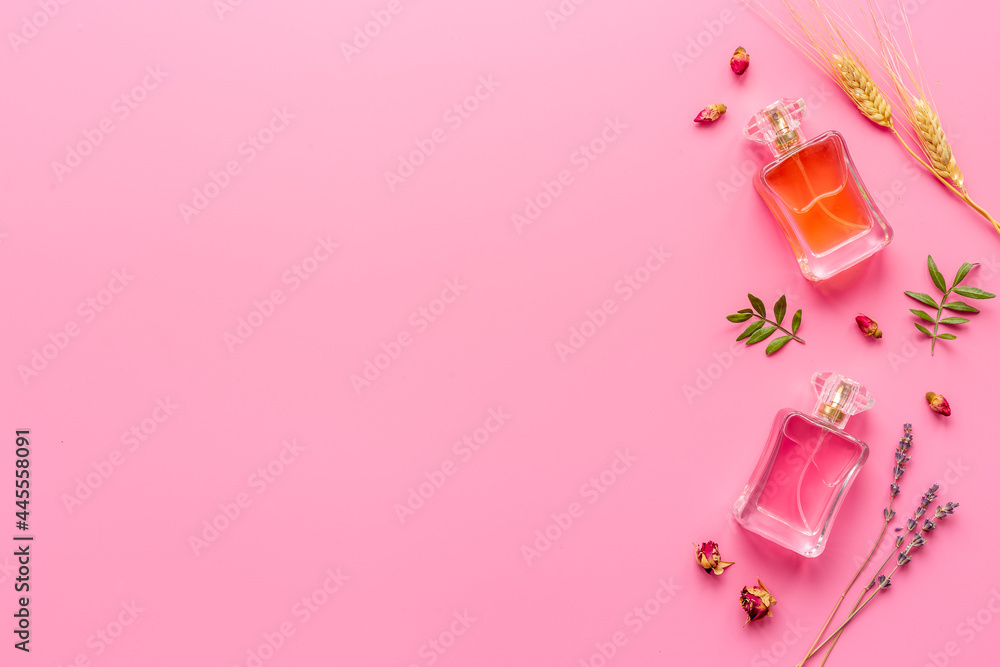 Obraz premium Perfumery cosmetics set of perfume bottles and flowers
