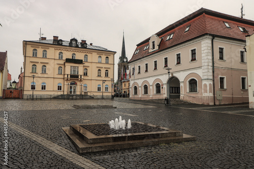 Kleinstadtidylle im Nordböhmischen Grottau (Hradek nad Nisou); Marktplatz mit Rathaus