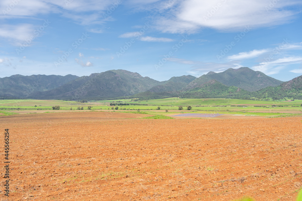 Obraz premium Pueblos de Jalisco México, la tierra roja en el paisaje del pueblo de Mirandillas.
