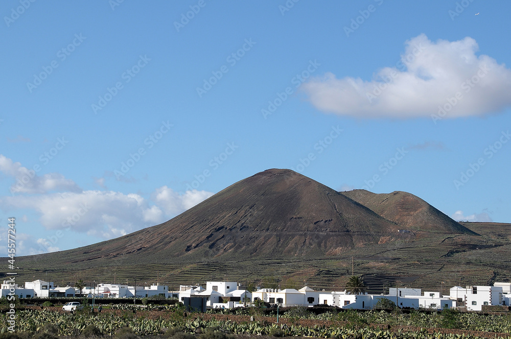 Pueblos de casas blancas y volcanes en la isla de Lanzarote, Canarias