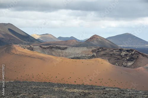 Paisaje de volcanes en el parque natural de Timanfaya en la isla de Lanzarote, Canarias