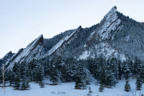 Fotografie peaks of the boulder flatirons with snow during winter in colorado