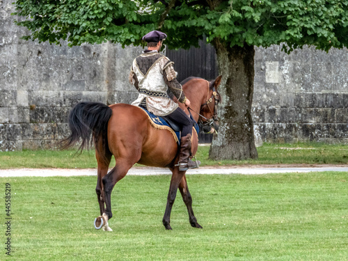 Personnage médiéval à cheval