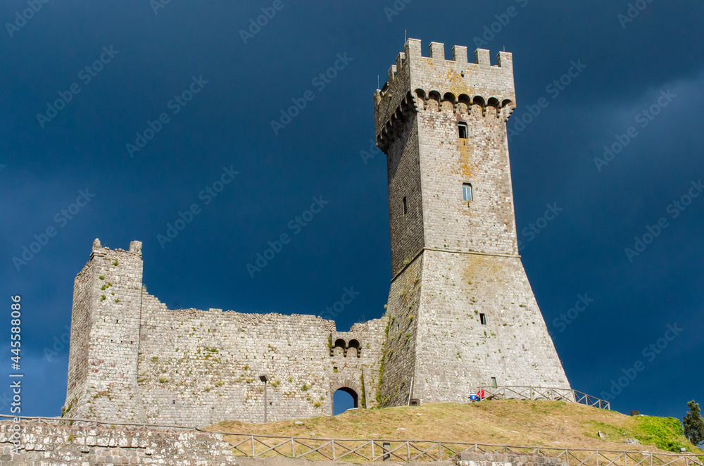 La  torre della rocca di Radicofani, lungo la Via Francigena in Toscana
