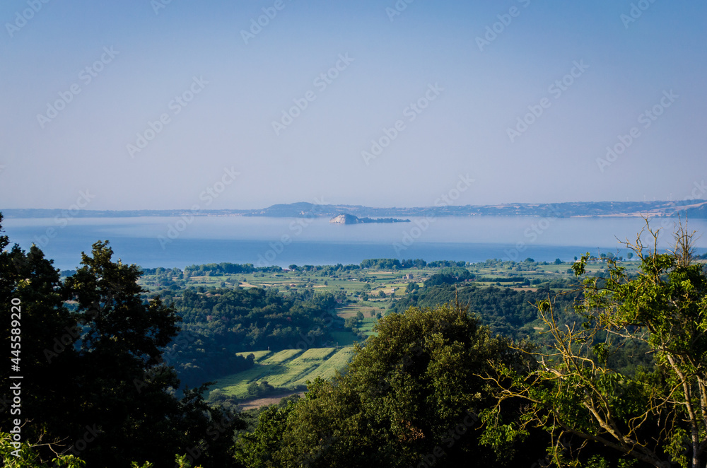 Camminando attorno al Lago di Bolsena lungo la Via Francigena