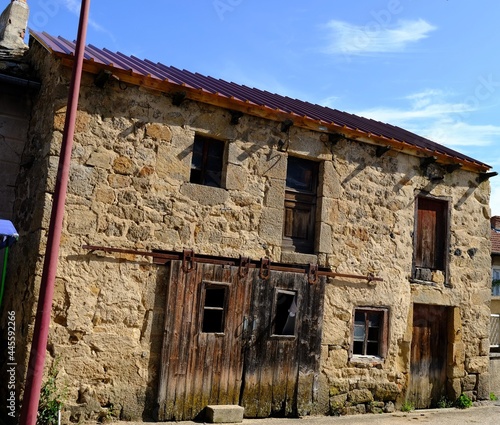vielle maison de village en ruine village de beaux haute loire © 357680 ANDRE CUZEL