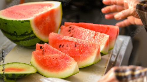 西瓜(スイカ)「ウリ科・果物」 Watermelon "Cucurbitaceae / Fruits" 採りたてのスイカをカットする様子 Cutting freshly picked watermelon 「クローズアップ・マクロ撮影」 "Close-up macro photography" 日本2021年初夏撮影 Taken in early summer 2021 in Japan