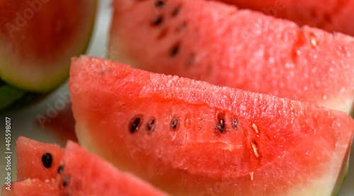 西瓜(スイカ)「ウリ科・果物」 Watermelon "Cucurbitaceae / Fruits" 採りたてのスイカをカットする様子 Cutting freshly picked watermelon 「クローズアップ・マクロ撮影」 "Close-up macro photography" 日本2021年初夏撮影 Taken in early summer 2021 in Japan