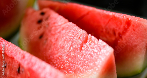 西瓜(スイカ)「ウリ科・果物」 Watermelon "Cucurbitaceae / Fruits" 採りたてのスイカをカットする様子 Cutting freshly picked watermelon 「クローズアップ・マクロ撮影」 "Close-up macro photography" 日本2021年初夏撮影 Taken in early summer 2021 in Japan