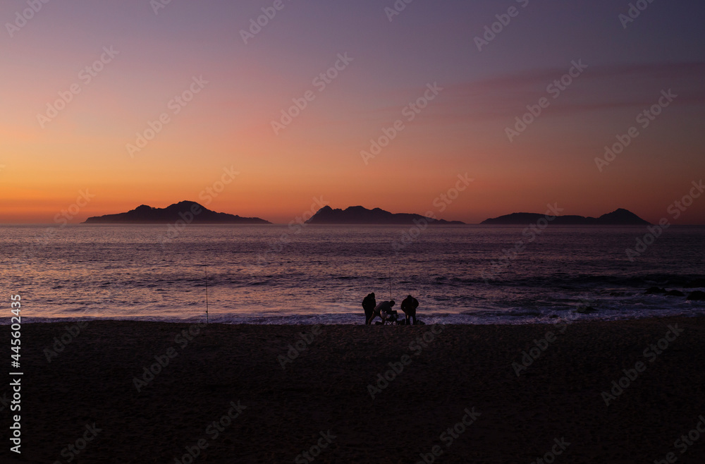 Vista de las Islas Cíes desde la playa de Os Muiños de Fortiñón en Saians, Vigo.