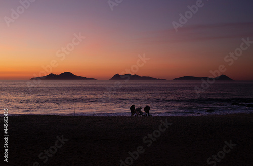 Vista de las Islas Cíes desde la playa de Os Muiños de Fortiñón en Saians, Vigo.