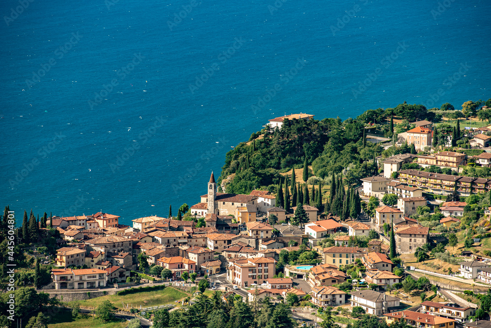 Malerische italienische Kleinstadt am Ufer des Gardasees.