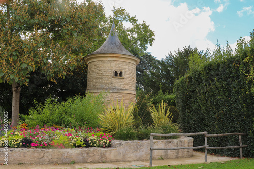 Vendée - Luçon - Jardin public Dumaine - Parterre floral devaznt une tour ancienne