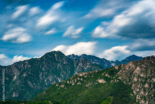 Aussicht auf eine Gebirgskette der italienischen Alpen.