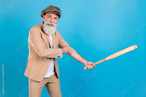 Φωτογραφία Portrait of attractive funky cheery grey-haired man holding bat ready to street