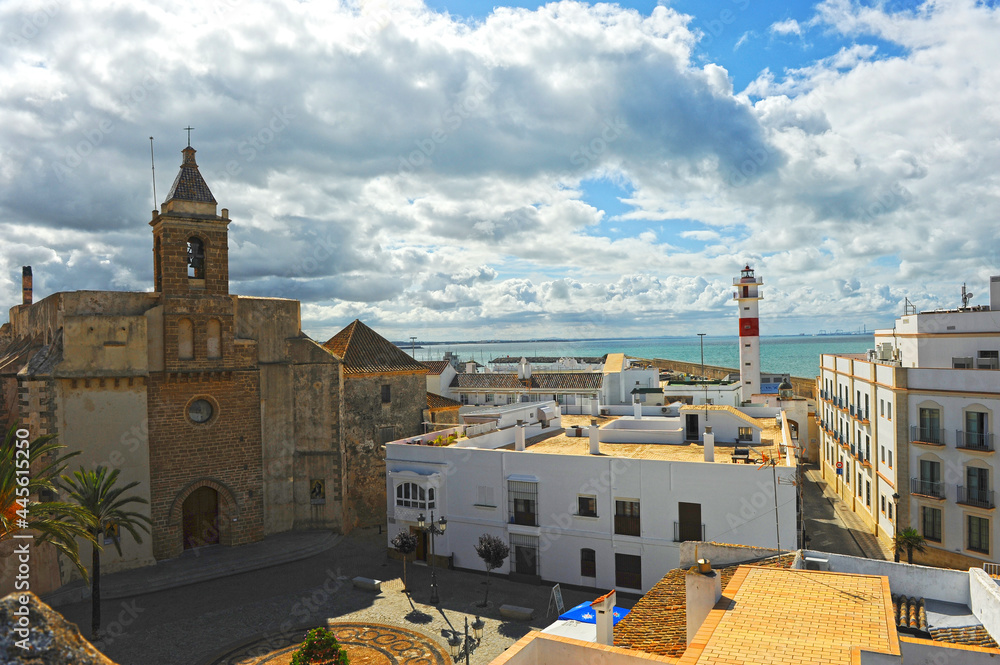 Vista panorámica de Rota con la Iglesia de la O y el faro desde el Castillo de Luna. Rota provincia de Cádiz Andalucía España