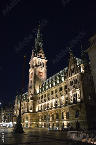 Das Hamburger Rathaus bei Nacht schoen beleuchtet