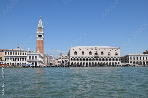 Campanile und Dogenpalast in Venedig vom Meer aus gesehen