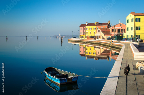 Una piccola barca ormeggiata a Pellestrina nell'acqua della laguna di Venezia photo