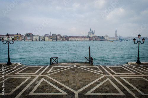 La pavimentazione geometrica davanti alla chiesa della Madonna della Salute a Venezia