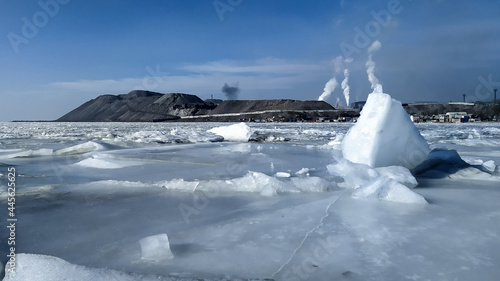 Valokuva Ice hummocks on the sea coast in winter