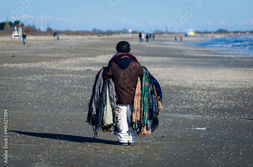 Venditore ambulante di sciarpe sulla spiaggia del Lido di Venezia photo