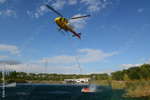 Schilderij op canvas helicopter to put out fires