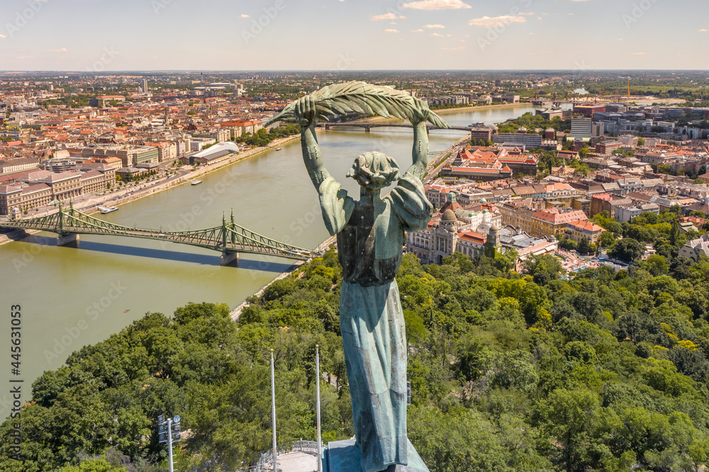 Obraz premium Hungary - Budapest and the Citadel with Liberty satue from drone view