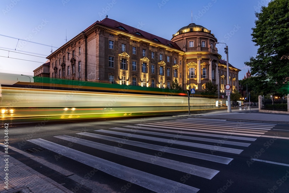 Fototapeta premium tramwaj w mieście