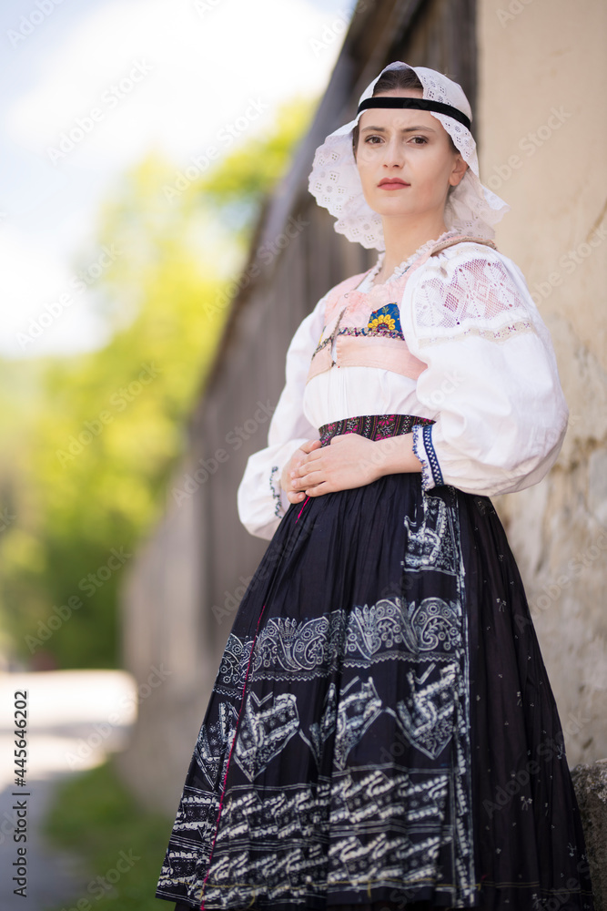 Belle jeune femme slovaque en costume traditionnel. folklore slovaque