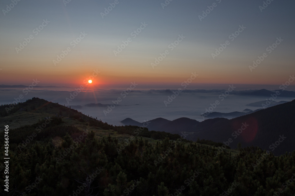 Naklejka premium morning sun in the mountains