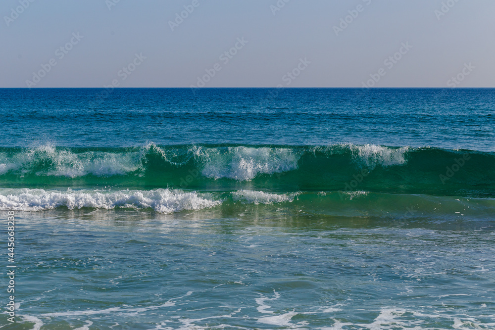 Obraz premium Waves roll onto the shore. Sea waves.