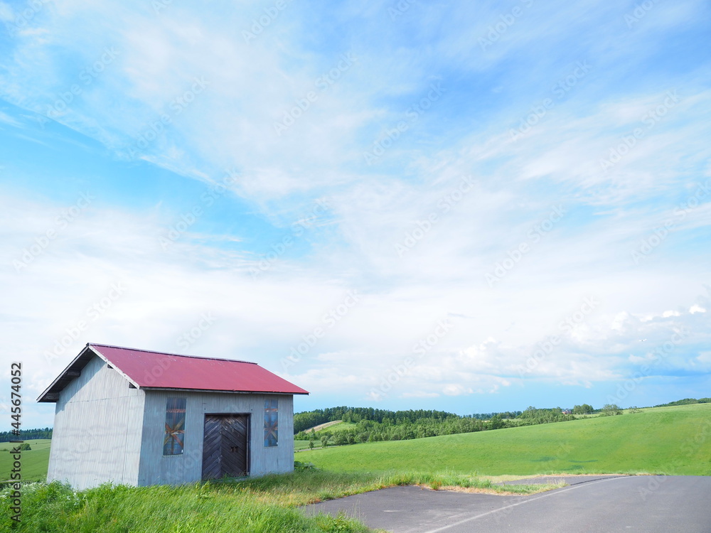 北海道の風景 丘の町美瑛町 赤い屋根の建物風景