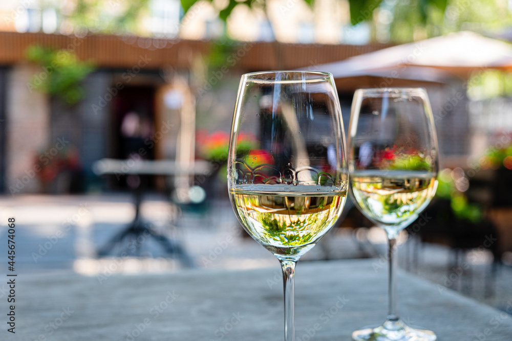Obraz premium white wine in the cafe