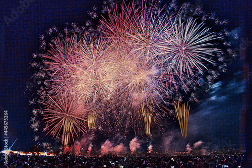 日本の夏はの夜空に美しく咲く花火大会 photo