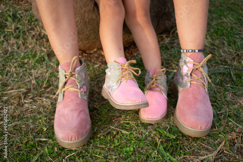 zapatos rosa de madre e hija 