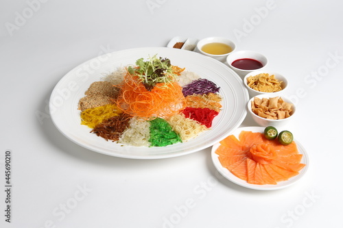 Φωτογραφία chinese new year colourful lo hei yu sheng with smoked salmon, vegetables and sa