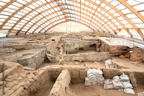 Neolitik çağa ait bir kent olan Çatalhöyük. Günümüzden yaklaşık olarak 9000 yıl önce insanların yaşadığı kentten ve kazı alanından görüntüler. (Çatalhöyük, Konya, Türkiye) photo
