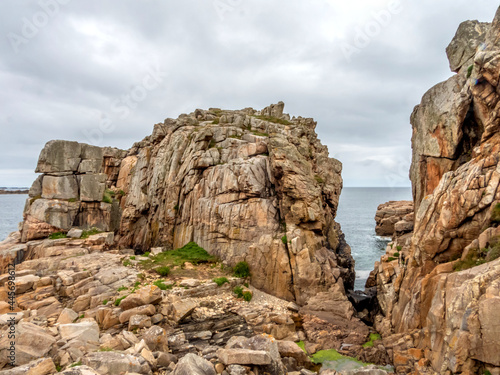 Paysage côtier en bord de mer avec des plages et des rochers en Bretagne