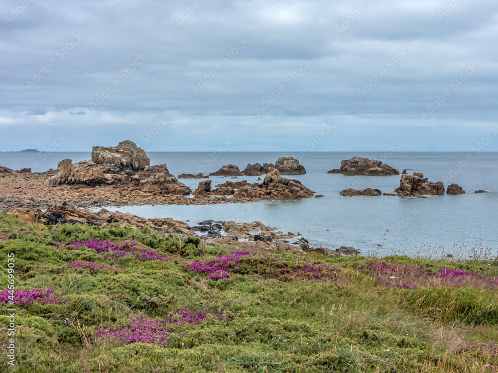 Paysage côtier en bord de mer avec des plages et des rochers en Bretagne