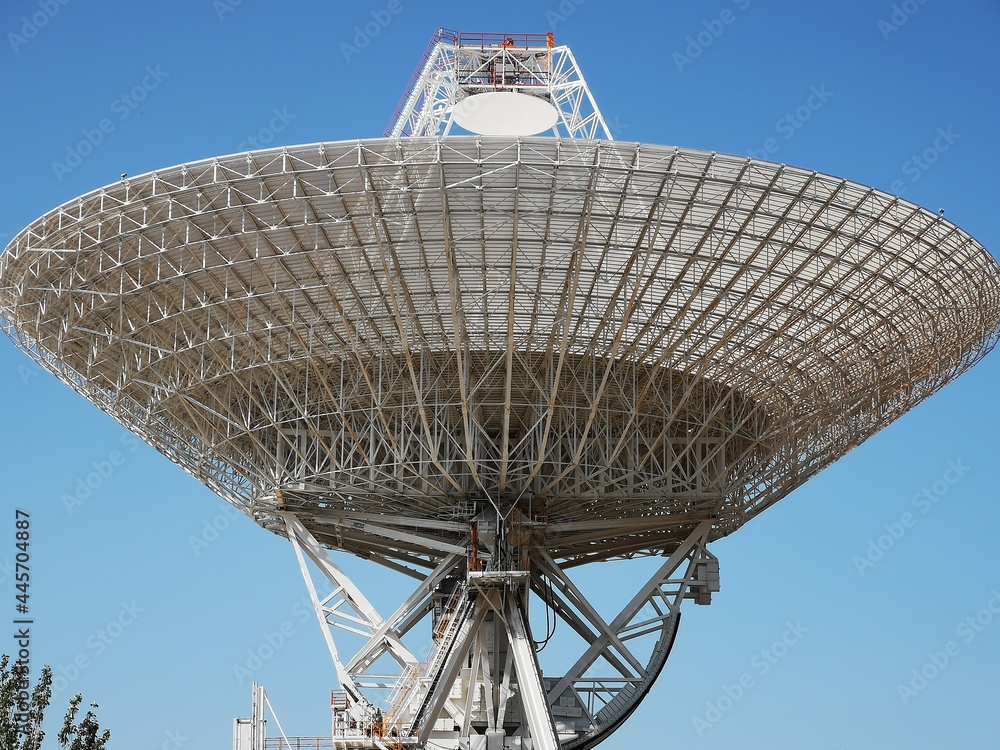 Large radio antennas for deep space investigation