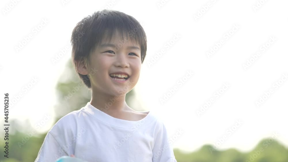 水風船で遊ぶ男の子