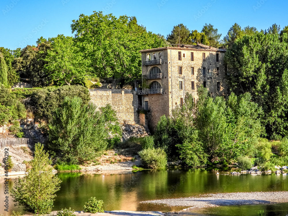 Grande bâtisse en bord de rivière près du pont du Gard