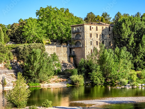 Fototapeta Naklejka Na Ścianę i Meble -  Grande bâtisse en bord de rivière près du pont du Gard