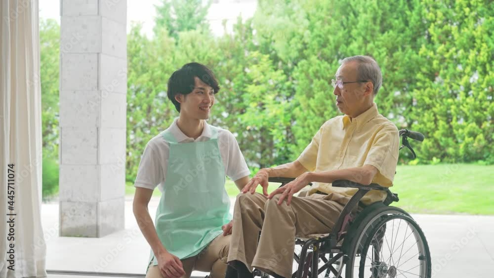 車いすに乗ったお年寄りと介護ヘルパー