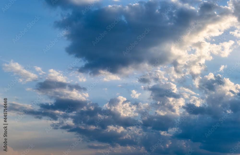 Wolken am Abendhimmel, Bayern, Deutschland