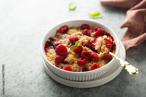 Billede på lærred Traditional homemade raspberry crumble with fresh mint